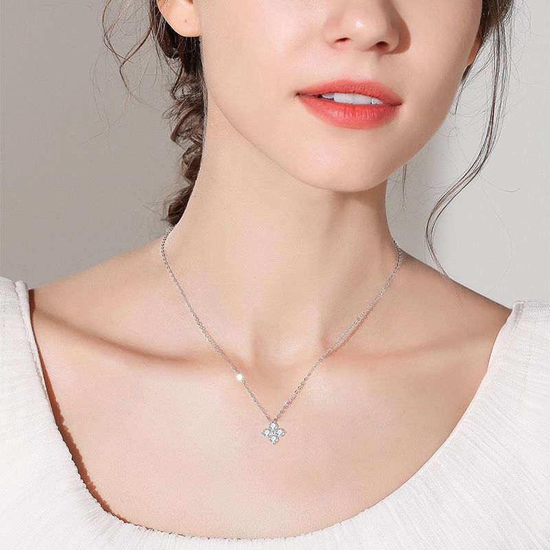 Fashion Ladies Jewelry: Four Leaf Clover Moissanite Pendant Necklace in S925 Silver Plated with K18 Gold for Girls.